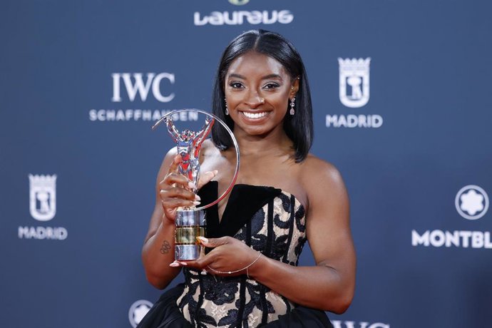 Archivo - La gimnasta Simone Biles posando junto al trofeo de los Premios Laureus 2025. 