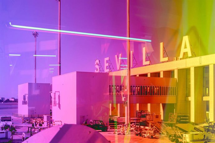 Archivo - Exterior del aeropuerto de Sevilla desde una de las pasarelas de embarque, como foto de recurso.