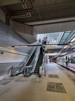 Renfe pone en servicio las escaleras mecánicas del andén 2 de la estación Aeropuerto del Núcleo de Málaga.