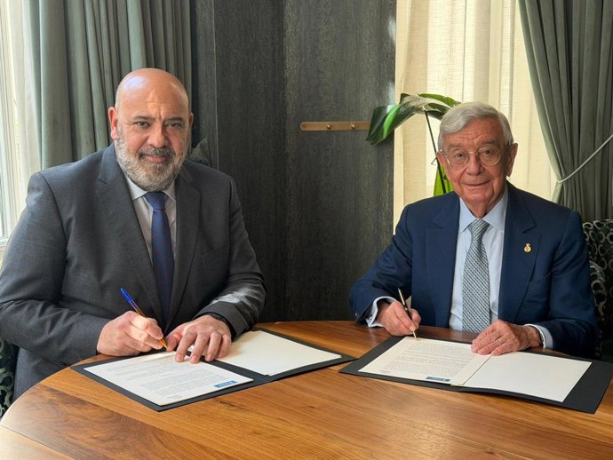 El alcalde de Palma, Jaime Martínez, y el presidente de la Academia Iberoamericana de Gastronomía, Rafael Ansón, firman el convenio