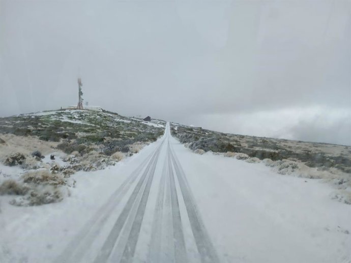 Archivo - Carretera del Parque Nacional del Teide con hielo y nieve