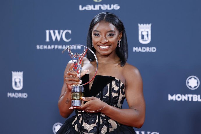Archivo - Simone Biles poses with the award during the Laureus World Sports Awards Madrid 2025 at Palacio de Cibeles April 21, 2025 in Madrid, Spain.