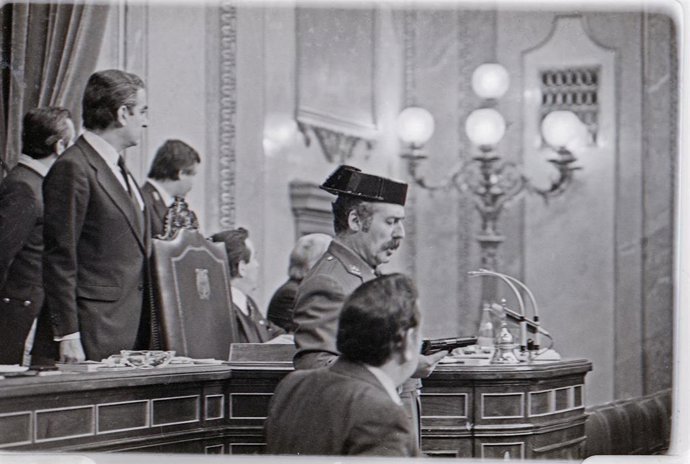 Archivo - 23 DE FEBRERO DE 1981 - MADRID, ESPAÑA: Interior del Congreso de los Diputados durante el intento de Golpe de Estado. El Teniente Coronel Tejero, pistola en mano, accede al hemiciclo e interrumpe la primera toma de posesión como presidente del g