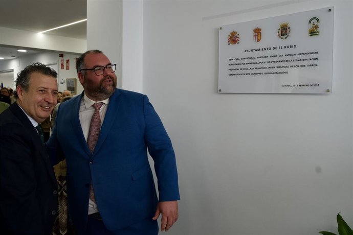 El presidente de la Diputación de Sevilla, Javier Fernández (i), acompañado por el alcalde de El Rubio (Sevilla), Jesús Guerra (d), descubre una placa de conmemorativa durante la inauguración de la nueva Casa Consistorial de la localidad.