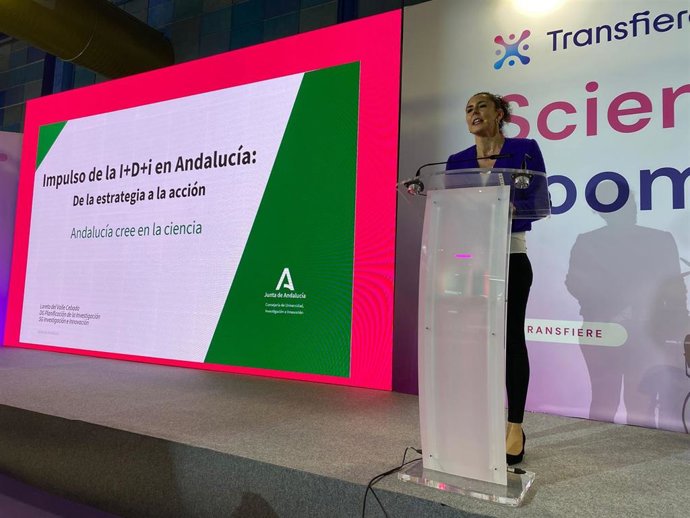 La directora general de Planificación de la Investigación, Loreto del Valle, en el foto Transfiere en Fycma.