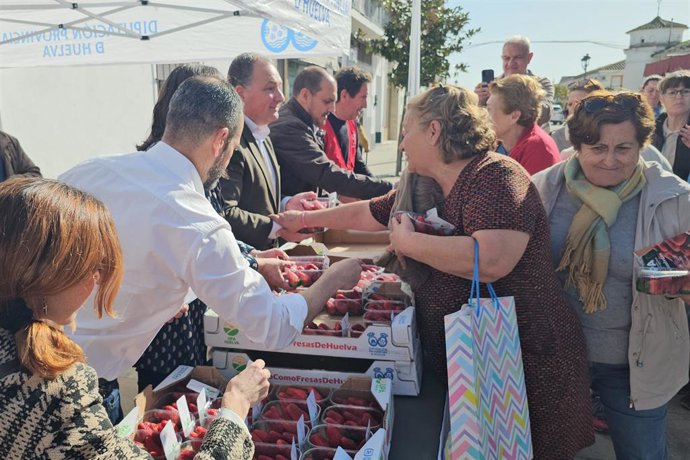 Reparto de fresas en Adamuz (Córdoba) en el marco de la campaña #YoComoFresasdeHuelva.