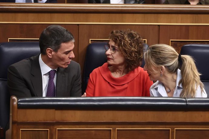 (I-D) El presidente del Gobierno, Pedro Sánchez; la vicepresidenta primera y ministra de Hacienda, María Jesús Montero, y la vicepresidenta segunda y ministra de Trabajo y Economía Social, Yolanda Díaz, durante una sesión de control al Gobierno, en el Con