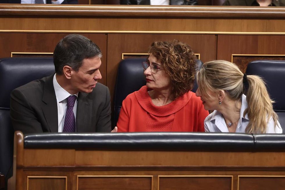 (I-D) El presidente del Gobierno, Pedro Sánchez; la vicepresidenta primera y ministra de Hacienda, María Jesús Montero, y la vicepresidenta segunda y ministra de Trabajo y Economía Social, Yolanda Díaz, durante una sesión de control al Gobierno, en el C