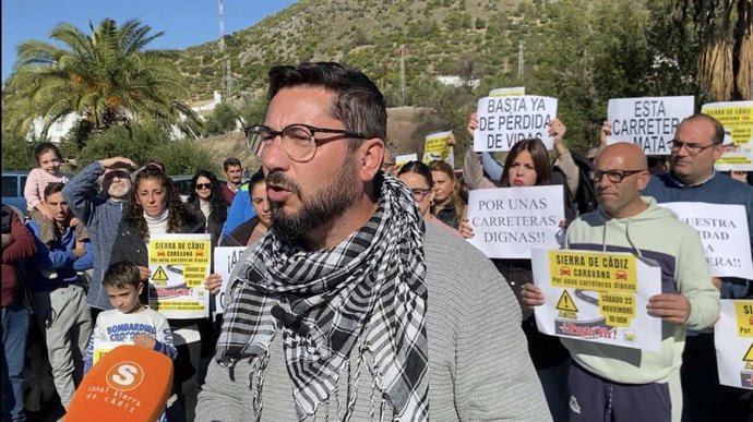 Archivo - Jorge Rodríguez, coordinador provincial de IU, haciendo declaraciones a la prensa.