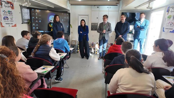 El delegado de Desarrollo Educativo, Formación Profesional, Universidad, Investigación e Innovación de la Junta, Diego Ángel Copé, y la responsable de Empleo, Empresa y Trabajo Autónomo, María Dolores Gálvez, en el CEIP Azahara.