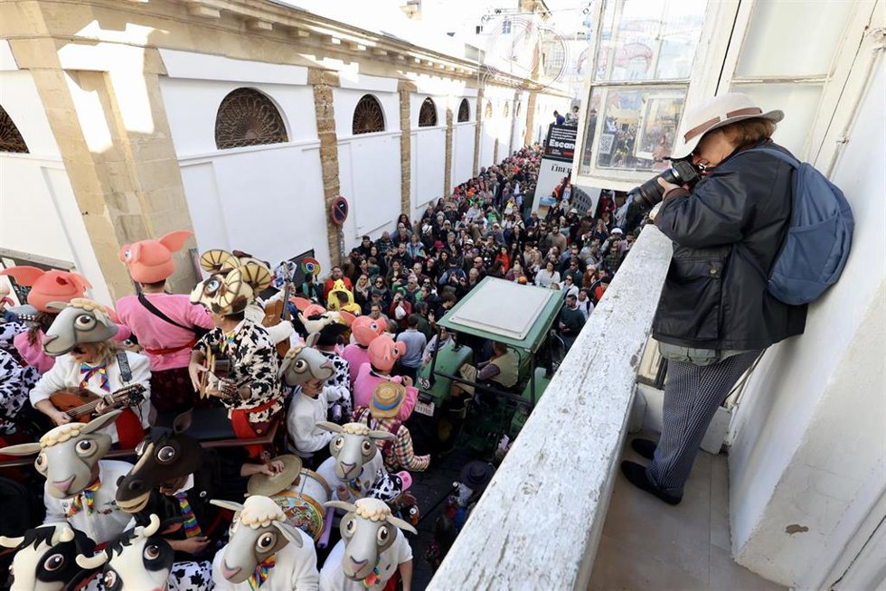 La fotógrafa Cristina García Rodero fotografía el Carrusel de Coros del Carnaval de Cádiz. A 15 de febrero de 2026 en Cádiz, Andalucía (España)