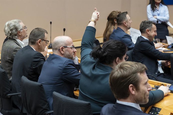 Eurodiputados votan en la Comisión de Libertades Civiles del Parlamento Europeo