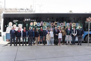 EMT Madrid se une al Pañuelo Challenge de la Fundación Aladina con el vinilado de los autobuses de la línea 75
