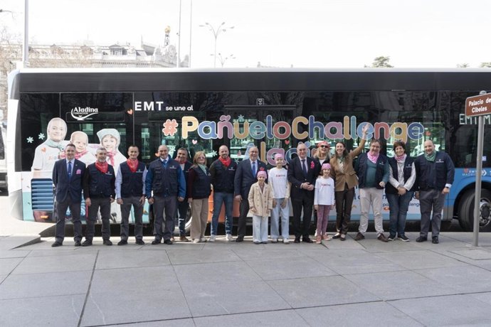 EMT Madrid se une al Pañuelo Challenge de la Fundación Aladina con el vinilado de los autobuses de la línea 75