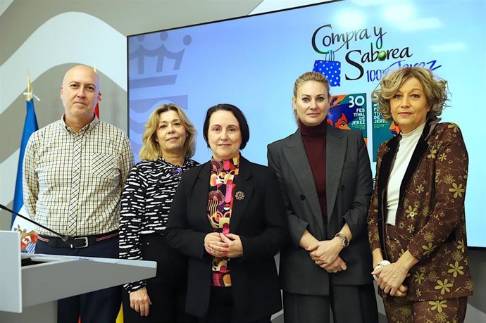 La delegada de Comercio en el Ayuntamiento de Jerez de la Frontera (Cádiz), Nela García, presentando la campaña 'Compra y saborea 100% Jerez', junto a representantes de asociaciones comerciales.