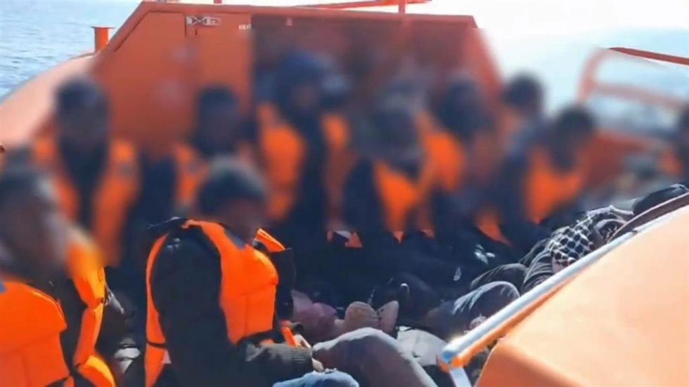 Rescatadas 15 personas a bordo de una patera en la costa de Benidorm (Alicante)