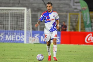 Futbol, Palestino vs Universidad de Chile Fecha 3, Liga de Primera 2026. El jugador de Palestino Matias Zaldivia juega el balon durante un partido de  primera disputado en el estadio Municipal de La Cisterna en Santiago, Chile 13/02/2026 Dragomir