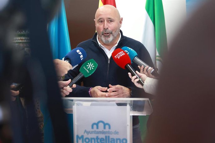 Archivo - El alcalde de Montellano, Curro Gil, en una atención a medios. Imagen de archivo.