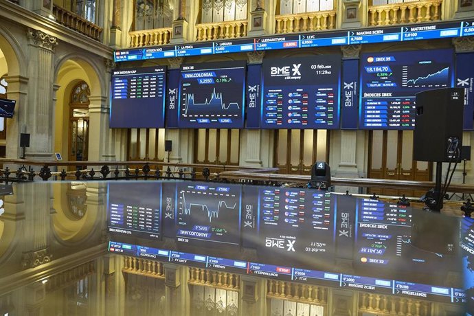 Paneles informativos en el Palacio de la Bolsa de Madrid.