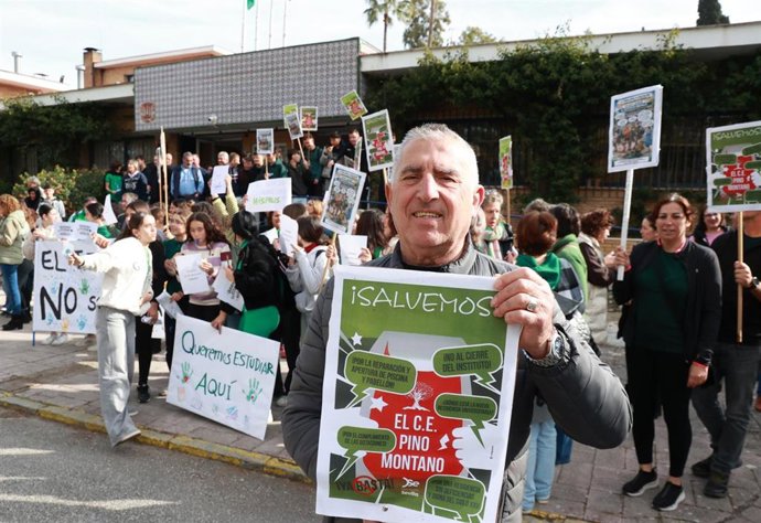 La comunidad docente del IES Híspalis se concentran en protesta por el "cierre inminente" del centro. A 25 de febrero de 2026 en Sevilla (Andalucía, España).