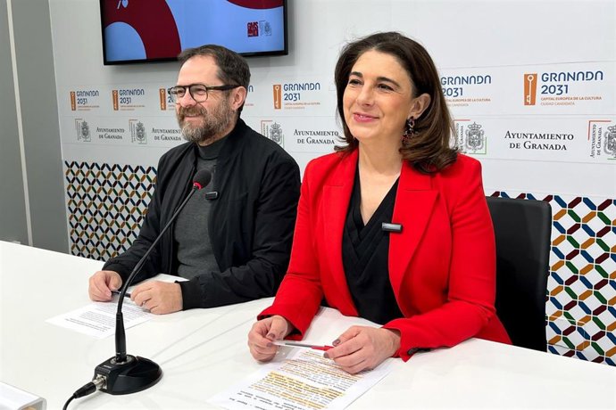 La portavoz del PSOE en el Ayuntamiento, Raquel Ruz, y por el concejal Juanjo Ibáñez, en rueda de prensa.