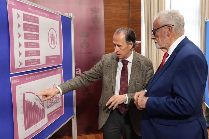 El Defensor del Pueblo Andaluz en funciones, Jesús Maeztu, junto al alcalde de Chiclana, José María Román, durante una visita institucional al municipio.