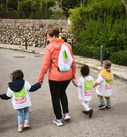 Una mujer camina acompañada de unos niños en el programa 'Rutas saludables'.