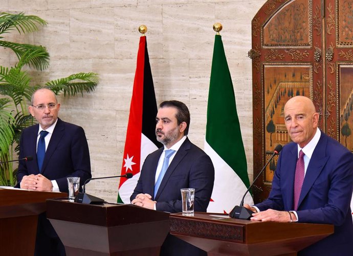 Archivo - El ministro de Exteriores sirio, Asad Al Shaibani, junto al enviado especial de EEUU, Thomas Barrack, en rueda de prensa desde Damasco.