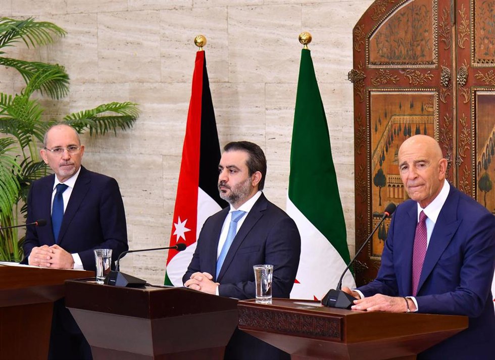 Archivo - El ministro de Exteriores sirio, Asad Al Shaibani, junto al enviado especial de EEUU, Thomas Barrack, en rueda de prensa desde Damasco.