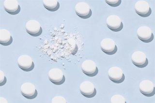 Archivo - Pastilla triturada, aplastada.