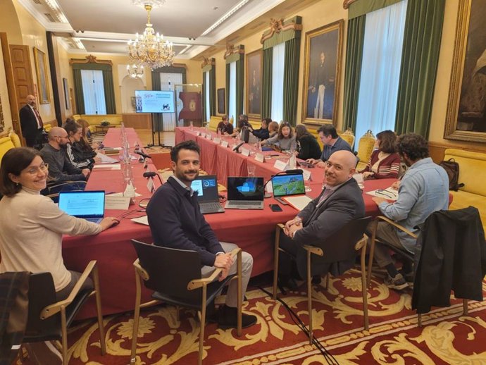 El concejal de Medio Ambiente y Sostenibilidad, Rodrigo Pintueles, preside la reunión del Consejo Sectorial de Protección y Bienestar Animal de Gijón.