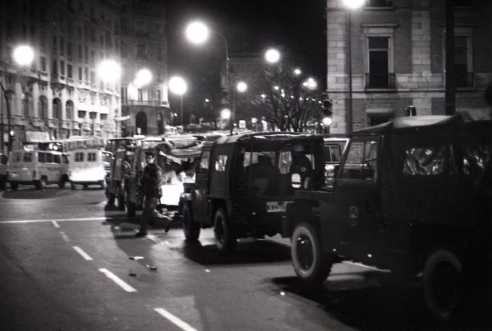 Archivo - MADRID, ESPAÑA - 23 DE FEBRERO DE 1981: Imágenes del cordón policial que rodea el Congreso de los diputados en donde se está produciendo el intento de Golpe de Estado por parte del Teniente Coronel de la Guardia Civil, Antonio Tejero.