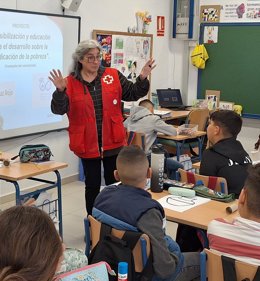 Voluntaria de Cruz Roja en un centro educativo.