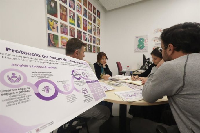 La Delegación de Igualdad del Ayuntamiento de Córdoba forma ante la instalación en centros cívicos municipales del servicio de puntos violeta para atención frente a violencias machistas.