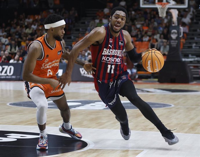 Archivo - Trent Forrest y Jean Montero, Kosner Baskonia - Valencia Basket