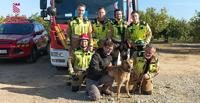 Els bombers rescaten a un gos que havia caigut en un pou a Benicarló