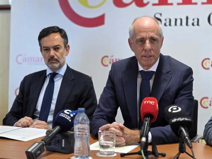 El vicepresidente del Cabildo de Tenerife, Lope Afonso, y el presidente de la Cámara de Comercio de Santa Cruz de Tenerife, Santiago Sesé, en la presentación del Boletín de Coyuntura Insular
