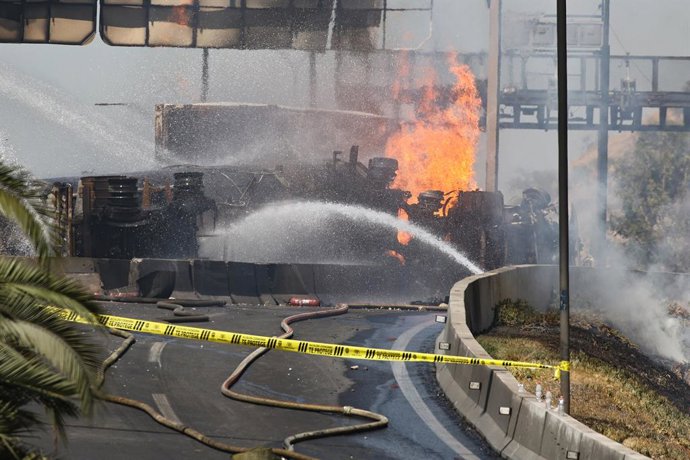 Santiago, 19 de Febrero 2026.  Explosion de Camion de transporte de materiales peligrosos en Enlace General Velasquez genera emergencia y danos a los alrededores  Diego Martin/Aton Chile