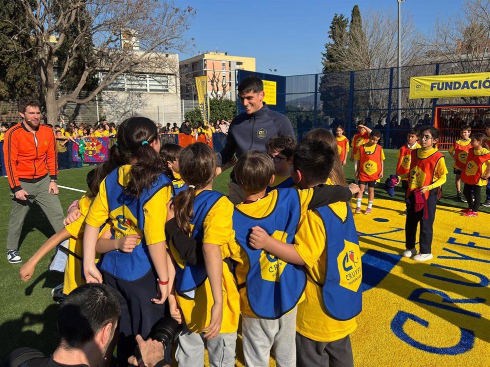 Gerard Martín inaugura su Cruyff Court en Sant Andreu de la Barca (Barcelona)