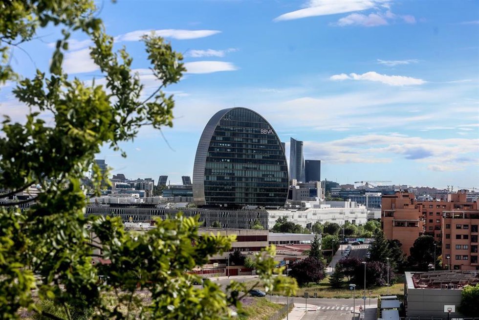 Archivo - Fachada del edificio La Vela, en la ciudad del BBVA,