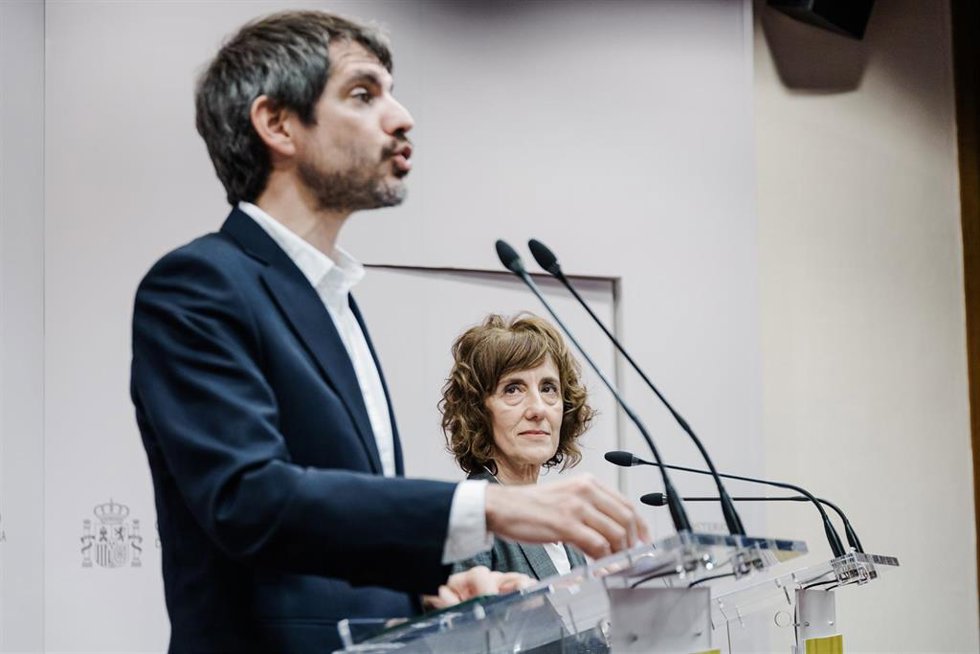 Archivo - El ministro de Cultura, Ernest Urtasun, y la directora general del Instituto Nacional de la Artes Escénicas y de la Música (INAEM), Paz Santa Cecilia, durante una rueda de prensa, en el Auditorio Jorge Semprún, a 10 de febrero de 2025, en Madr