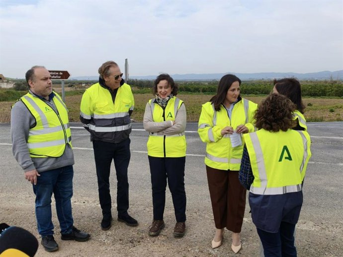 Carmen Granados (3ª dcha.), durante la visita a la carretera A-3150.