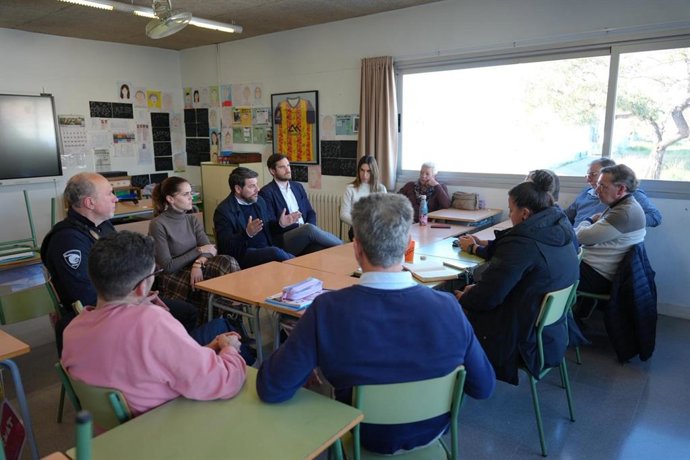 El primer teniente de alcalde del Ayuntamiento de Palma, Javier Bonet, y la segunda teniente de alcalde, Lourdes Roca, en la reunión mantenida con vecinos de Cas Capiscol.