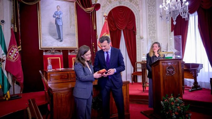 El alcalde de Cádiz, Bruno García, con la alcaldesa de A Coruña, Inés Rey, en el Ayuntamiento gaditano.