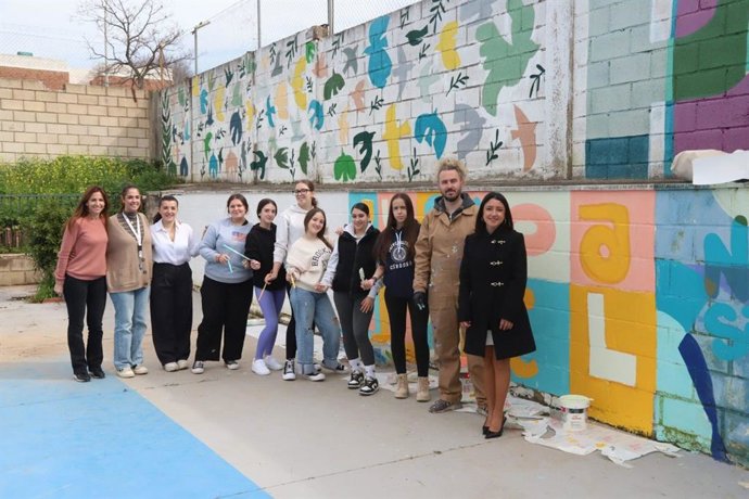 La Delegación de Juventud del Ayuntamiento de Córdoba impulsa la creación de un mural por la paz en el patio del CES Ramón y Cajal, una iniciativa enmarcada en las XIII Jornadas por la Paz del Distrito Sur.