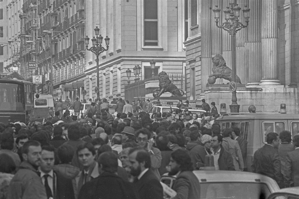 Archivo - Imágenes del cordón policial que rodea el Congreso de los diputados en donde se está produciendo el intento de Golpe de Estado por parte del Teniente Coronel de la Guardia Civil, Antonio Tejero.
