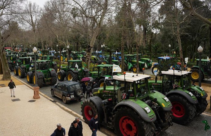 Imagen de una tractorada y concentración de agricultores en la Plaza de España de Sevilla, convocada en protesta por el acuerdo UE-Mercosur. A 10 de febrero de 2026 en Sevilla, Andalucía (España). Asaja-Sevilla, Cooperativas Agro-alimentarias, COAG Sevill