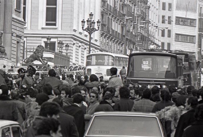 Archivo - MADRID, ESPAÑA - 23 DE FEBRERO DE 1981: Imágenes del cordón policial que rodea el Congreso de los diputados en donde se está produciendo el intento de Golpe de Estado por parte del Teniente Coronel de la Guardia Civil, Antonio Tejero.