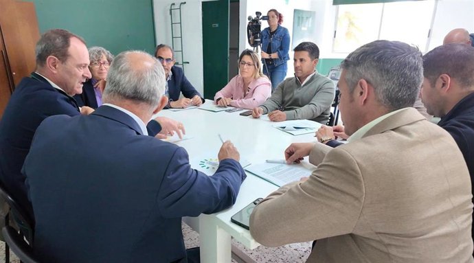 Reunión de representantes de Primero Canarias con dirigentes nacionalistas de El Hierro para articular una mesa de unidad para las Elecciones Generales