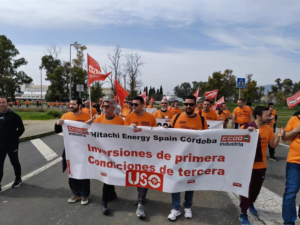 La plantilla de Hitachi corta la rotonda de acceso a la empresa en una nueva protesta.